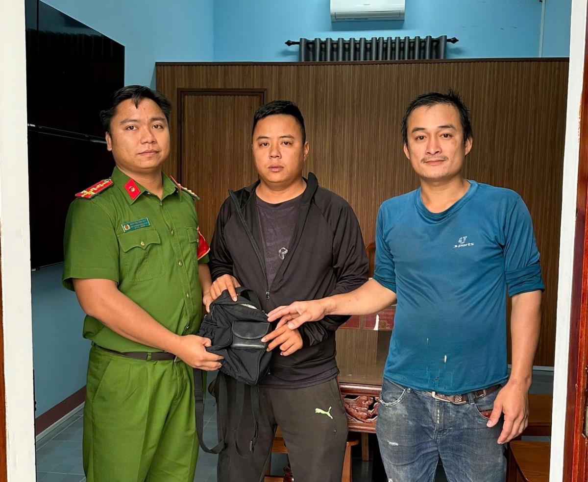 Anh Định trao trả chiếc ví nhặt được cho anh Hận.