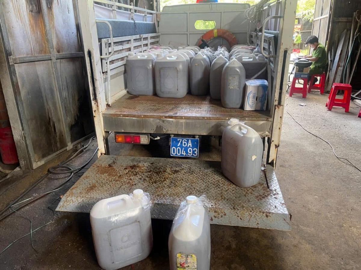 Công an xã Vạn Tường tạm giữ số dầu tang vật để xử lý theo quy định.