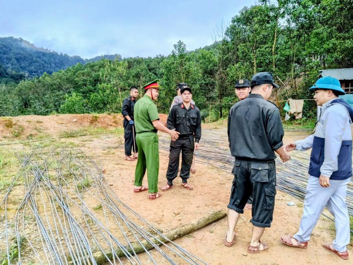 Công an xã tặng thêm nhu yếu phẩm cho cán bộ chiến sĩ Công an thành phố làm nhiệm vụ "Chiến dịch Quang Trung" tăng thêm chất lượng bữa ăn, đảm bảo sức khỏe