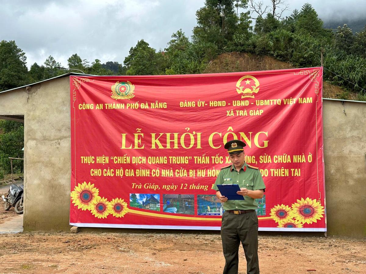 Nghi thức lễ khởi công xây nhà cho hộ chị Trang.