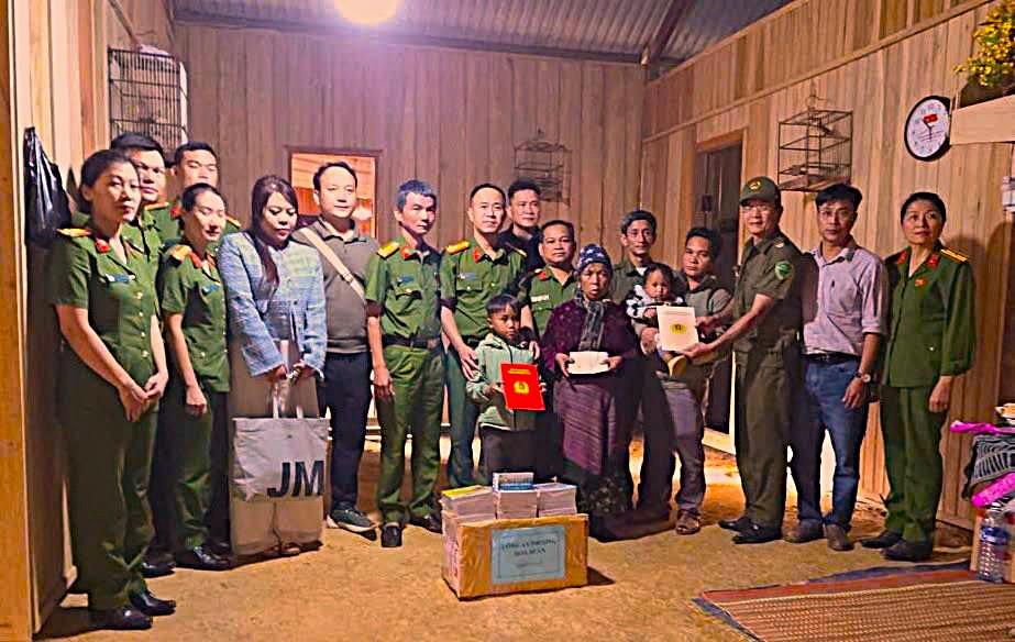 Công an phường Hòa Xuân đến thăm, tặng quà cho gia đình vợ chồng anh Zơrâm Nhô và lực lượng bảo vệ ANTT ở cơ sở xã Hùng Sơn