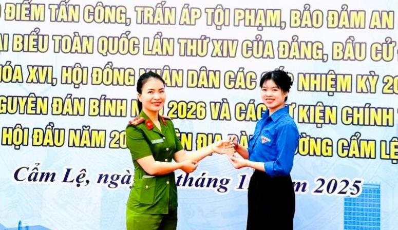 Công an phường Cẩm Lệ tặng móc khóa cho người dân.