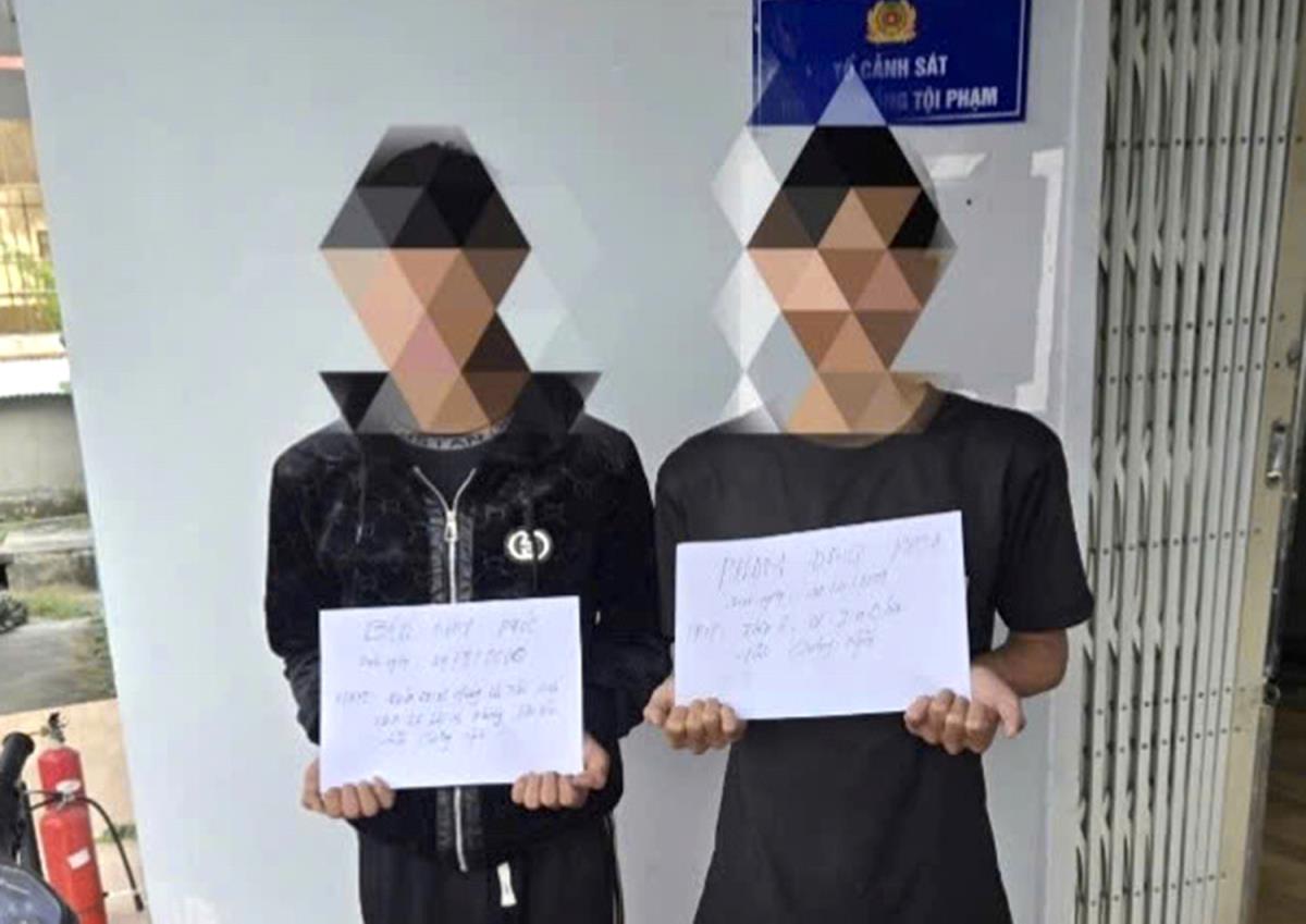 K. và P. tại cơ quan công an. Ảnh: C.A