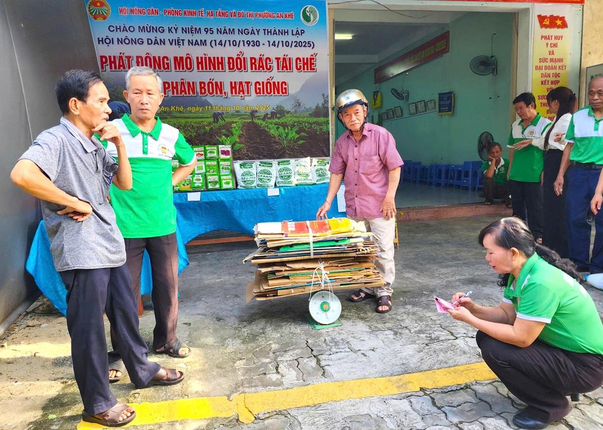 Nông dân xã Hòa Tiến tổ chức thu gom bao bì thuốc bảo vệ thực vật trên cánh đồng.