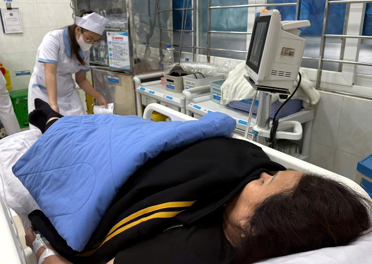 Bệnh nhân đang điều trị tại bệnh viện nghi do ngộ độc thực phẩm sau khi ăn bánh mì.