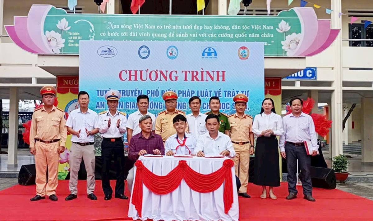 Học sinh và lãnh đạo nhà trường tham gia ký cam kết.