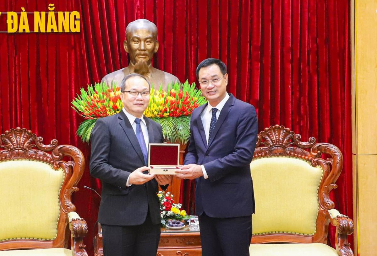 Phó Bí thư Thành ủy, Chủ tịch UBND thành phố Phạm Đức Ấn tặng quà cho Tổng Lãnh sự Souphanh Hadaoheuang.