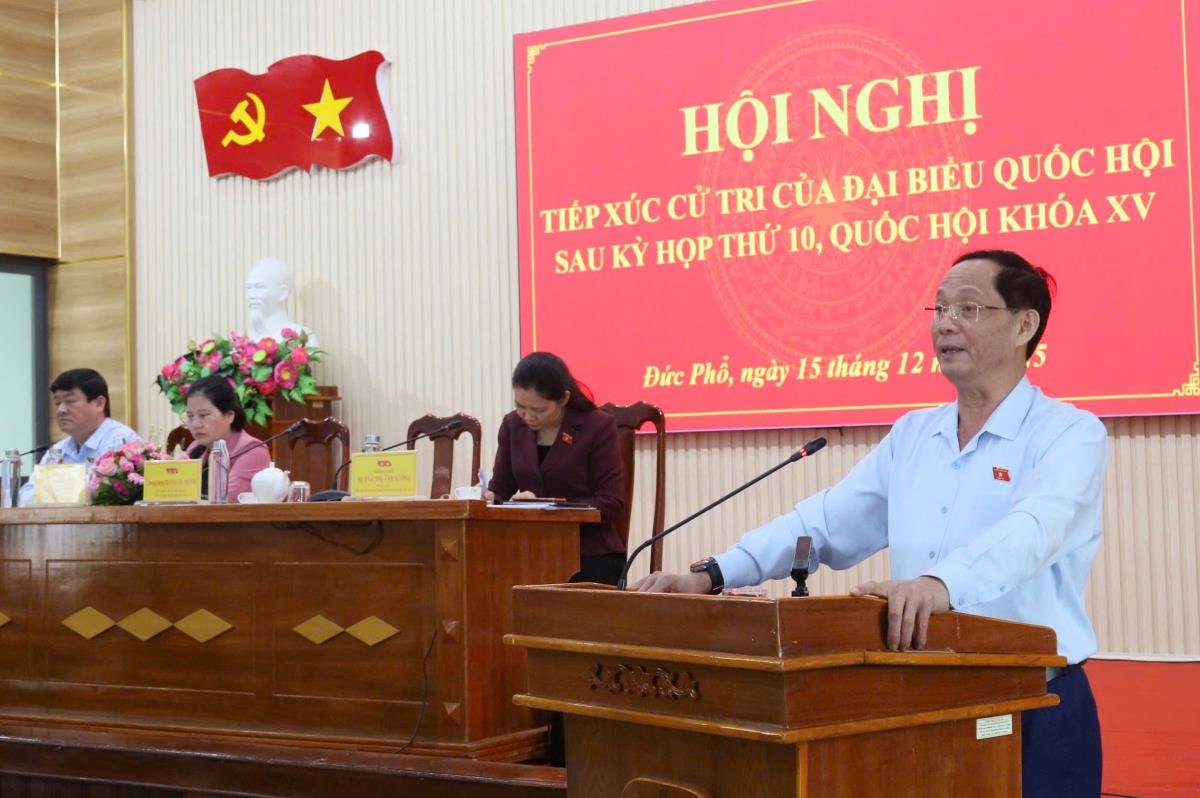 Phó Chủ tịch Quốc hội Trần Quang Phương trao quà cho người dân.