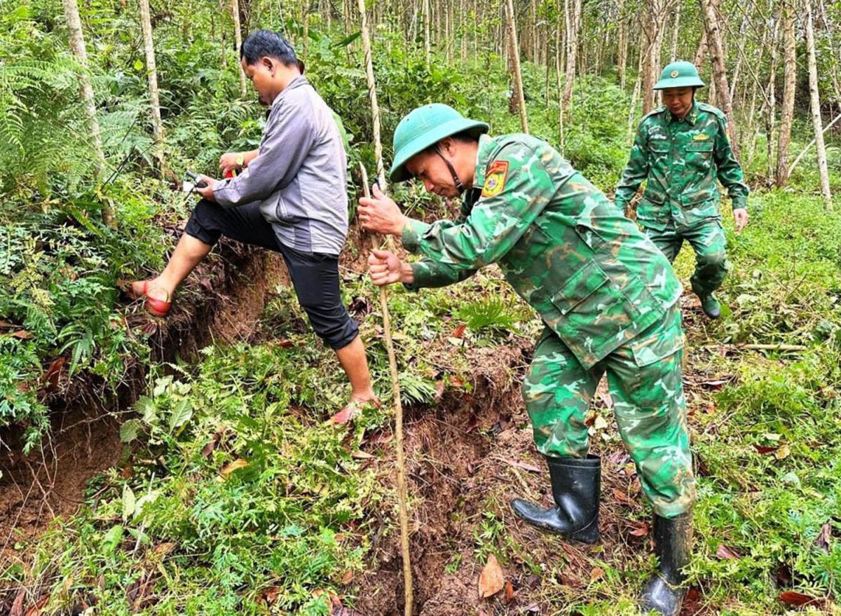 Lực lượng chức năng kiểm tra hiện trường khu vực sụt lún, xuất hiện vết nứt kéo dài