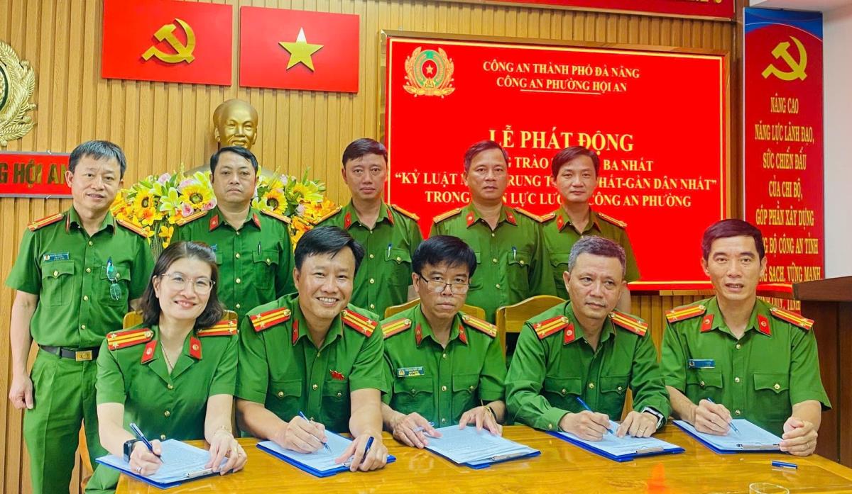 Đại diện các Tổ công tác Công an phường Hội An ký cam kết thực hiện phong trào thi đua "Ba Nhất".