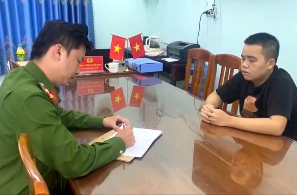 Nguyễn Viết Thành tại cơ quan điều tra. Ảnh: CA