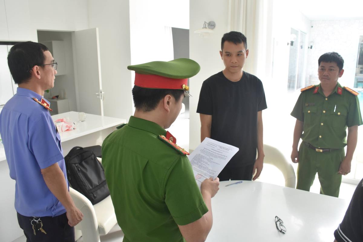 Các đối tượng trong đường dây cùng số tài sản thu được từ hành vi lừa đảo.