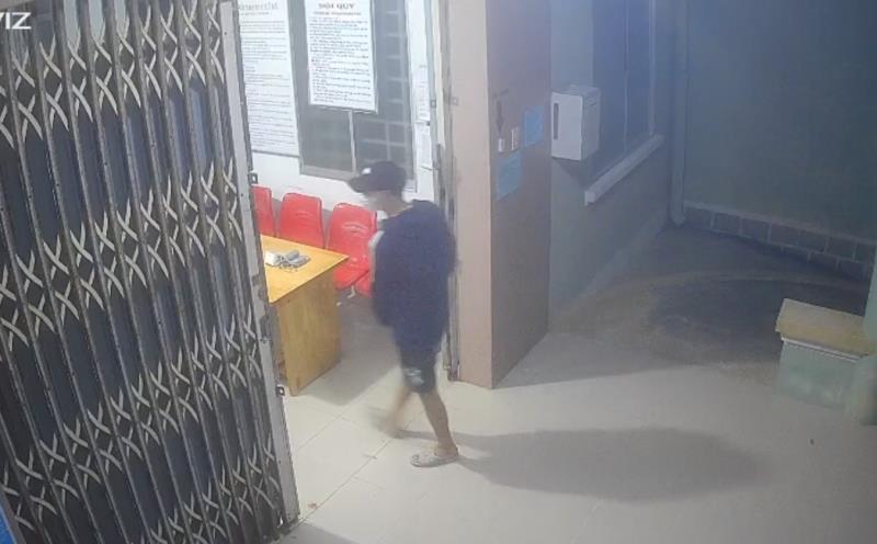 Nghi phạm túm cổ áo, cầm dao không chế chị Hà để cướp tài sản.