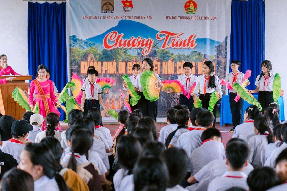 Các em học sinh được trải nghiệm các điệu múa dân gian Chăm tại Mỹ Sơn.