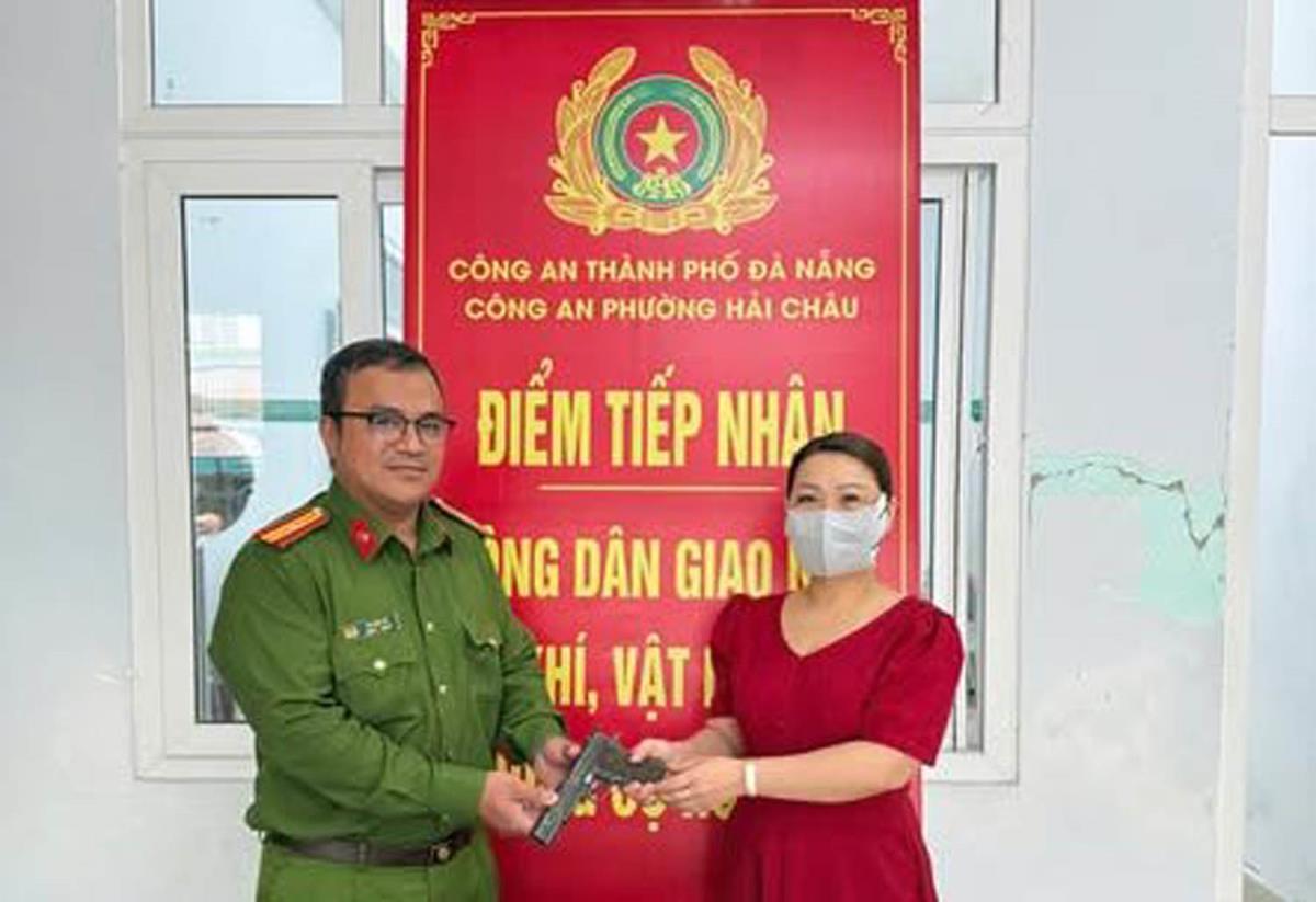 Công an xã Phước Năng tiếp nhận vũ khí do người dân giao nộp.