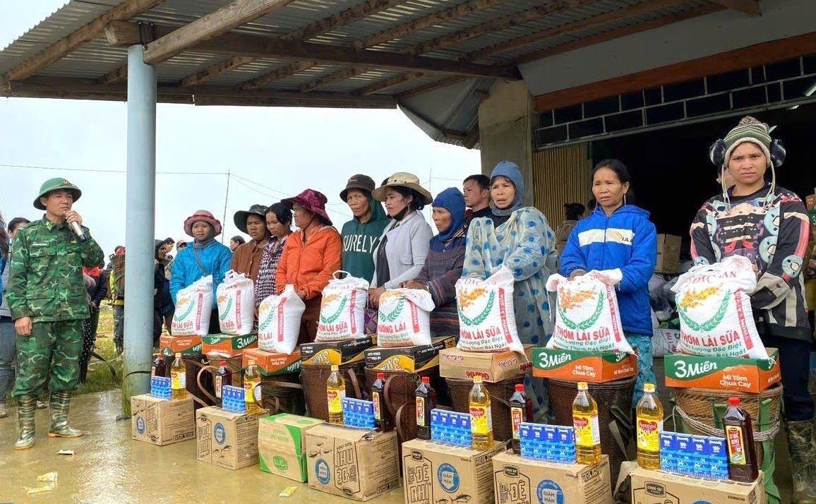 ĐBP Ga Ry trao tặng quà cho người dân bản A Bưl, huyện Kà Lừm.