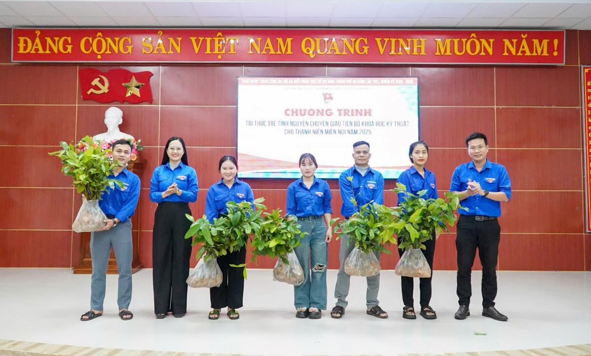 Chị Trương Ngọc Phương – Ủy viên BTV Thành đoàn trao tặng cây giống cho thanh niên miền núi.