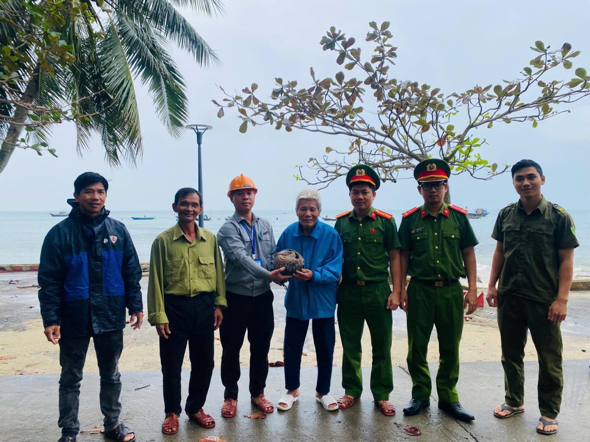 Cá thể Tê Tê được ông Trần Can bàn giao cho lực lượng chức năng.