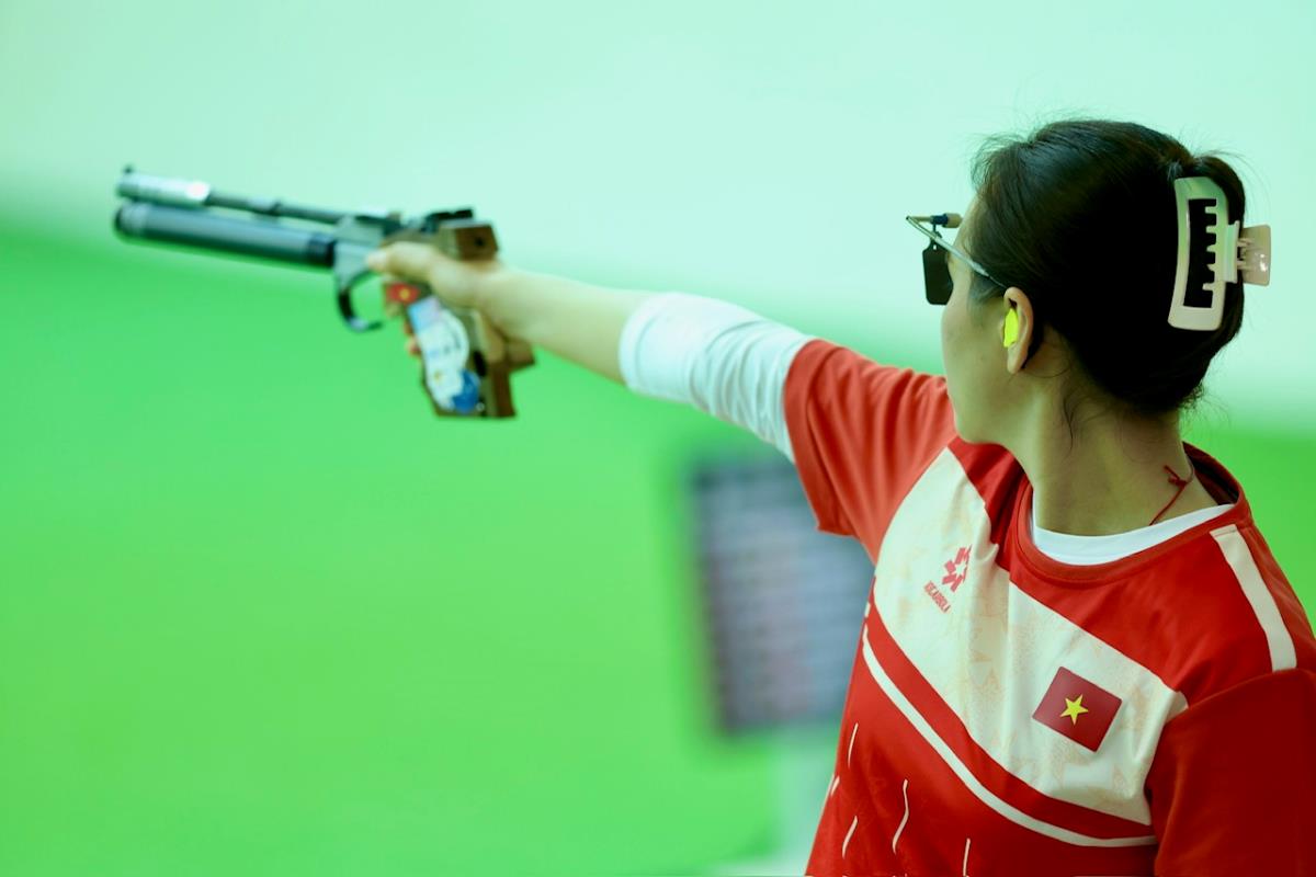 Trịnh Thu Vinh thi đấu nội dung cá nhân 10m súng ngắn nữ.