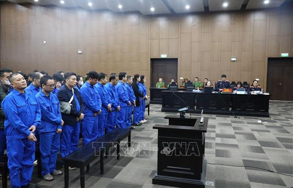 Các bị cáo nghe đại diện Viện Kiểm sát đọc bản cáo trạng. Ảnh: TTXVN