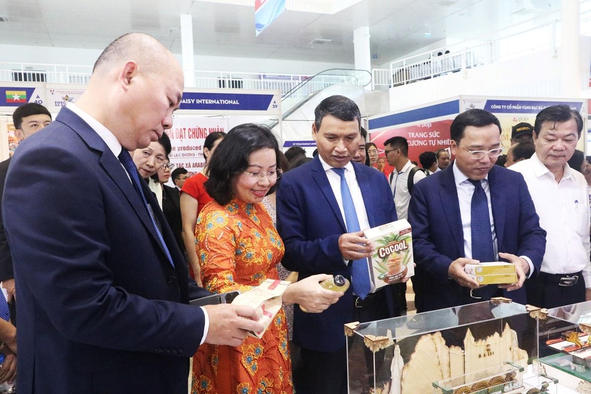 Lãnh đạo TP Đà Nẵng tham quan gian hàng sản phẩm công nghiệp nông thôn tiêu biểu của TP.