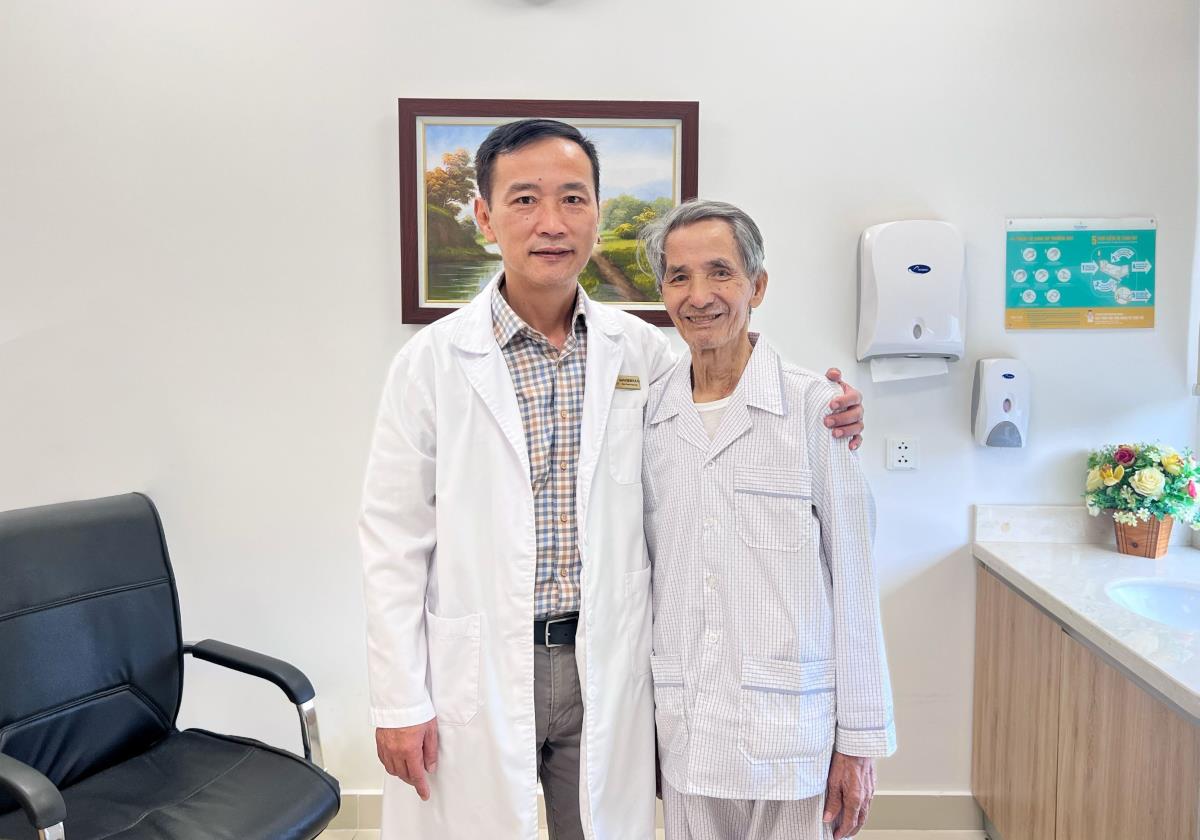 PGS.TS.BS Phạm Anh Vũ và bệnh nhân.