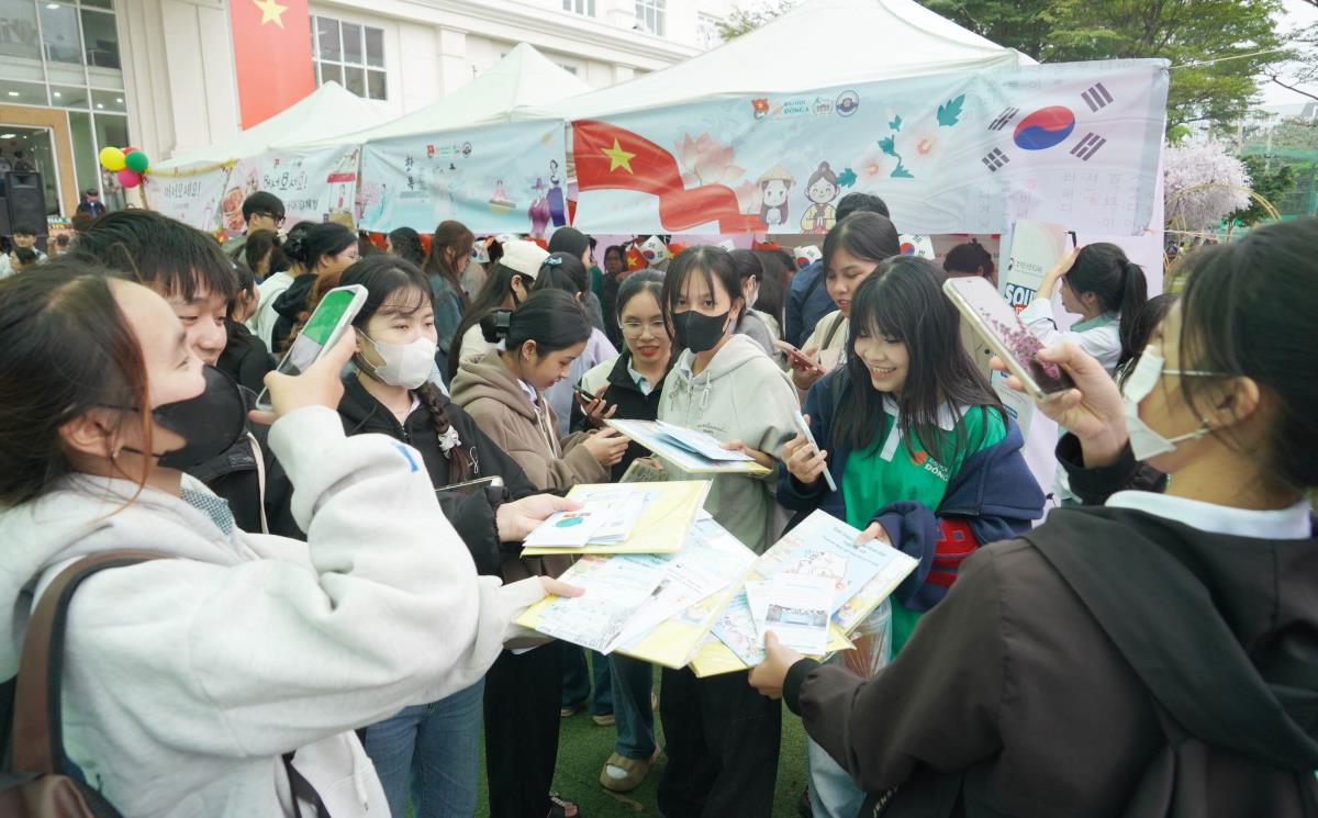 Học sinh, sinh viên Đà Nẵng tham gia chương trình trải nghiệm văn hóa Hàn Quốc.