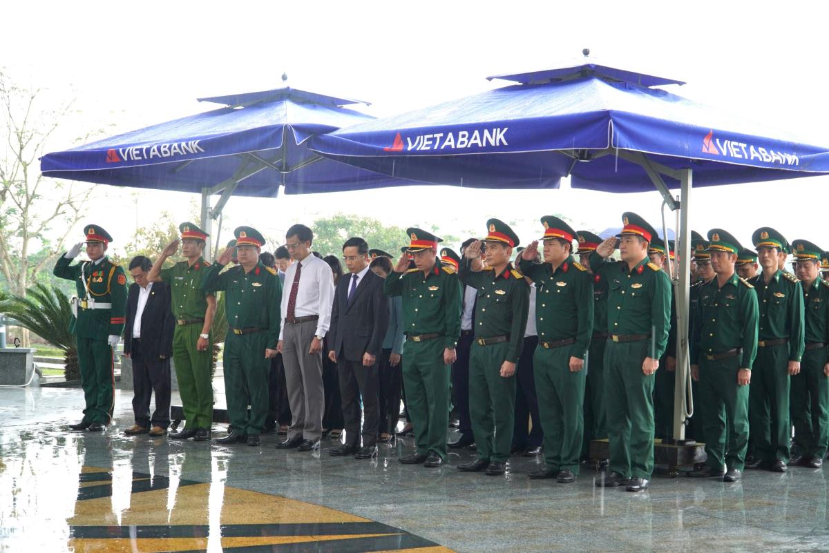 Đoàn dâng hoa, dâng hương bày tỏ lòng biết ơn vô hạn đối với những đóng góp, hy sinh to lớn của các Mẹ Việt Nam anh hùng.