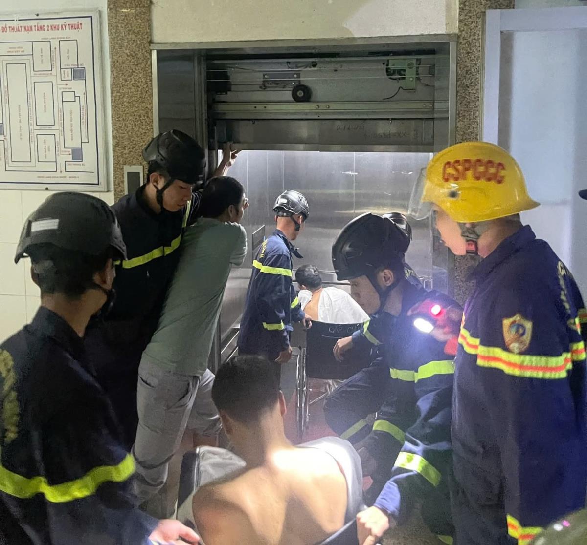 Kịp thời giải cứu 3 nạn nhân mắc kẹt trong thang máy bệnh viện