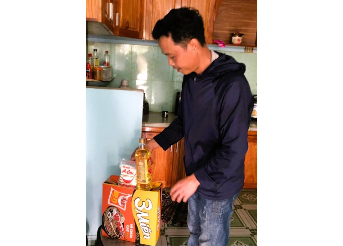 Số quà người dân thực nhận chỉ là thùng mì tôm, chai dầu ăn và gói bột ngọt.