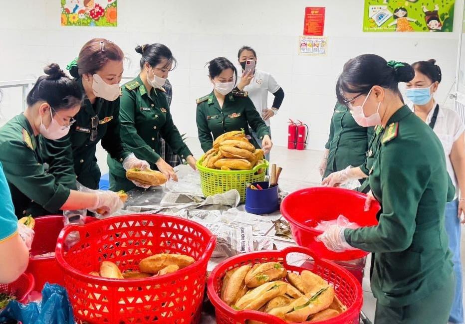 Hội Phụ nữ BĐBP TP Đà Nẵng tự tay làm bánh mỳ tặng cho các bệnh nhân.