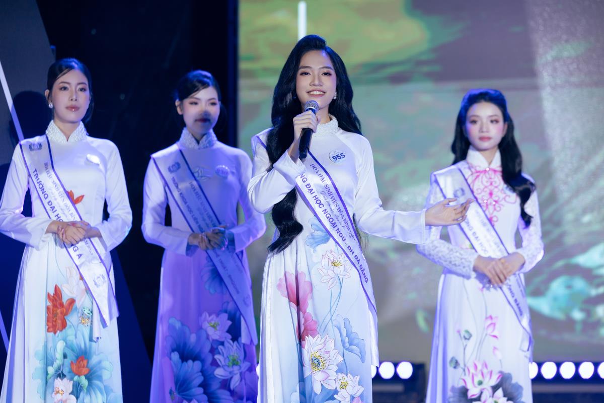 Các thí sinh biểu diễn tại phần thi tài năng