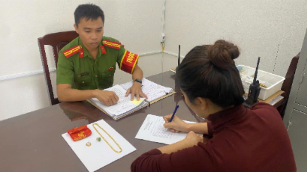 Đoàn Thị Thanh và tang vật thu giữ