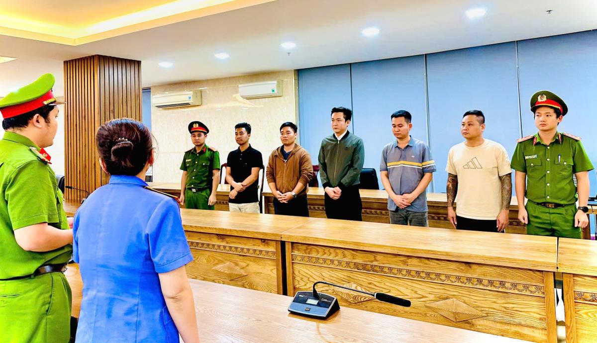 Cơ quan Công an tống đạt quyết định với các đối tượng.