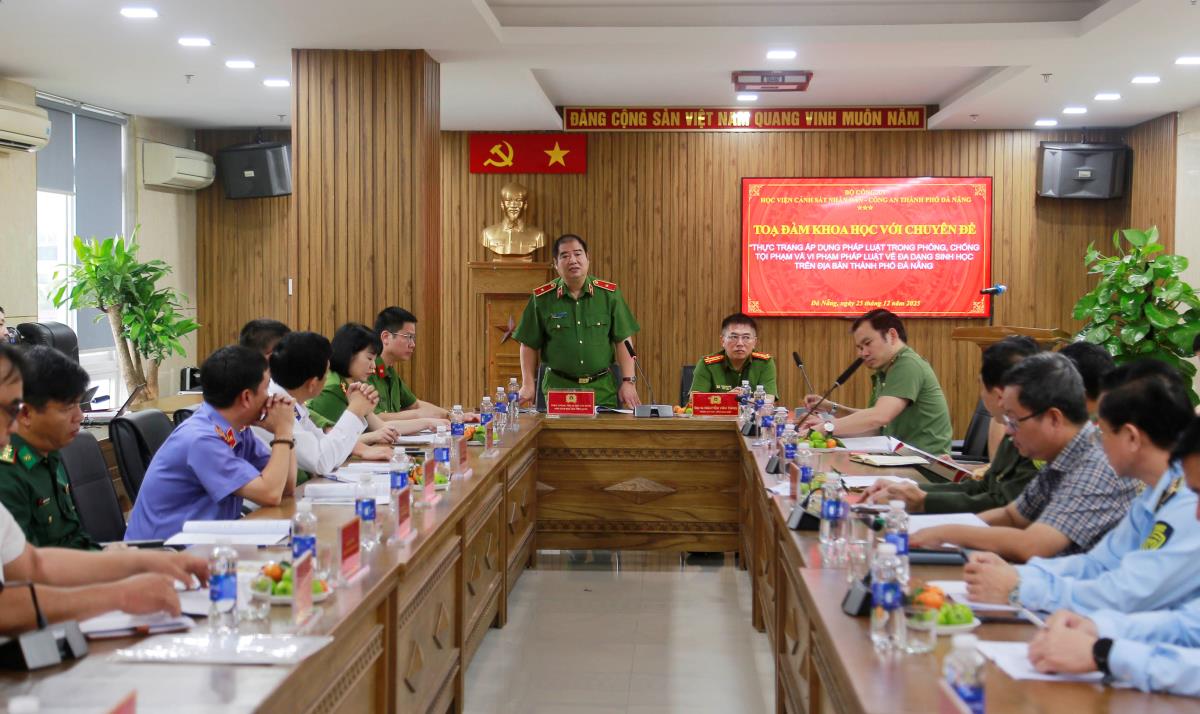 Thiếu tướng Chử Văn Dũng và Đại tá Nguyễn Văn Tăng chủ trì Tọa đàm.