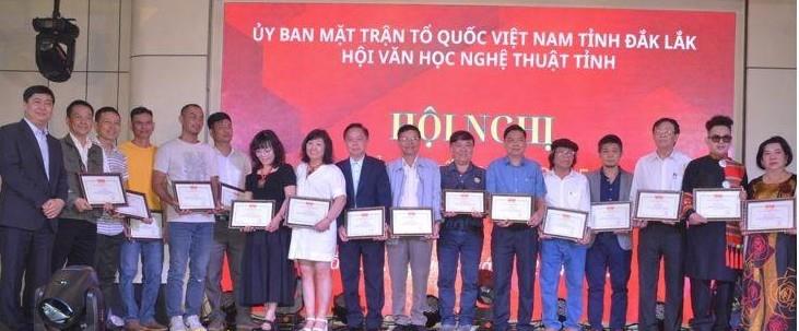 Tặng Giấy khen cho các văn nghệ sĩ có thành tích xuất sắc trong sáng tạo VHNT.