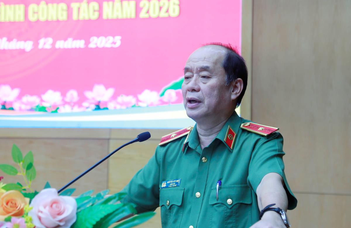 Dịp này Đảng bộ Phòng Cảnh sát Kinh tế cũng trao tặng danh hiệu Đảng viên hoàn thành thành xuất sắc nhiệm vụ cho các đảng viên