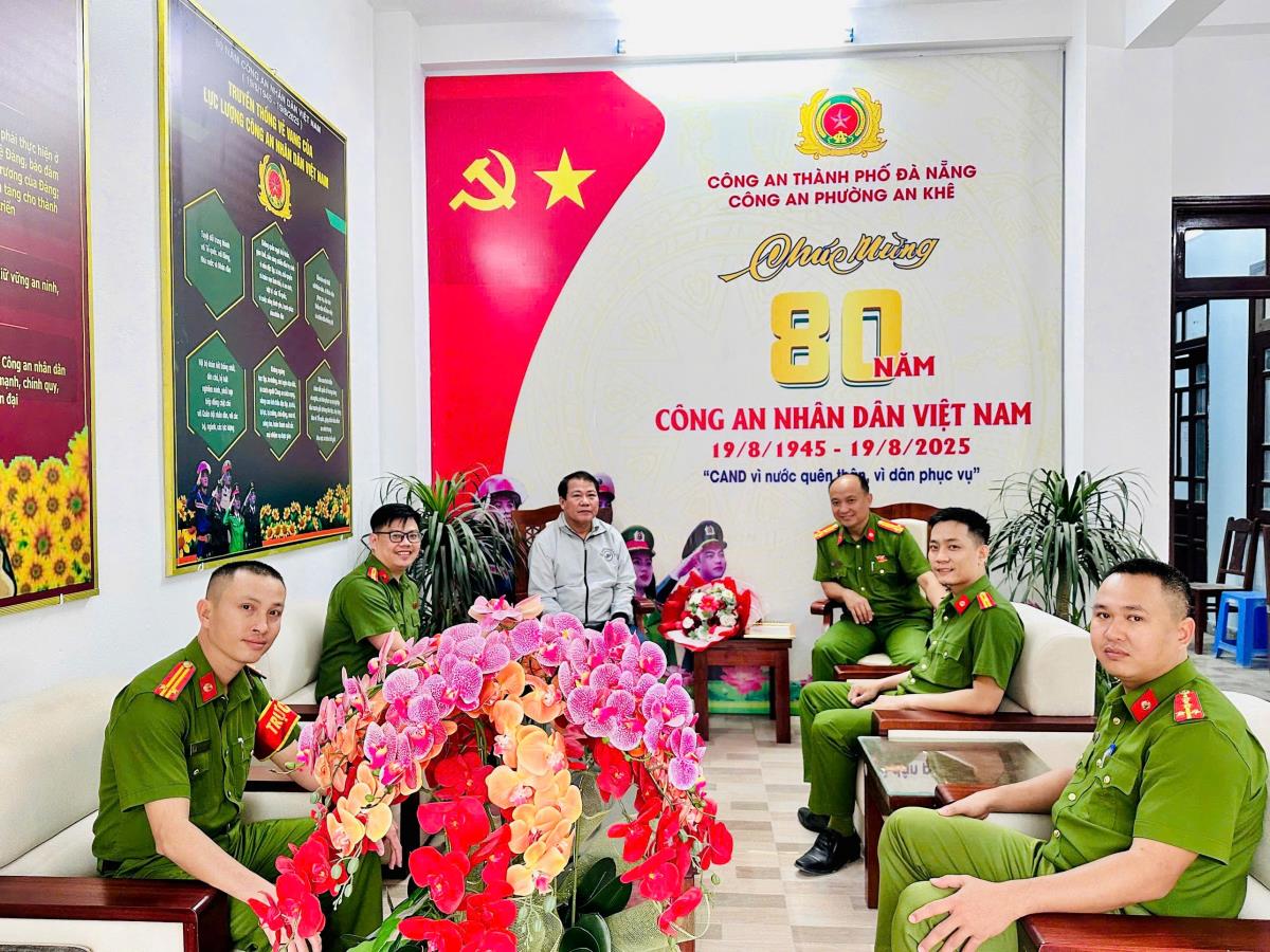 Chỉ huy Công an phường An Khê trao khen thưởng cho công dân Tăng Toản.