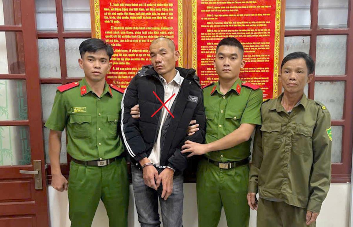 Đối tượng Nguyễn Quang Hòa (X) bị bắt giữ và tang vật vụ trộm.