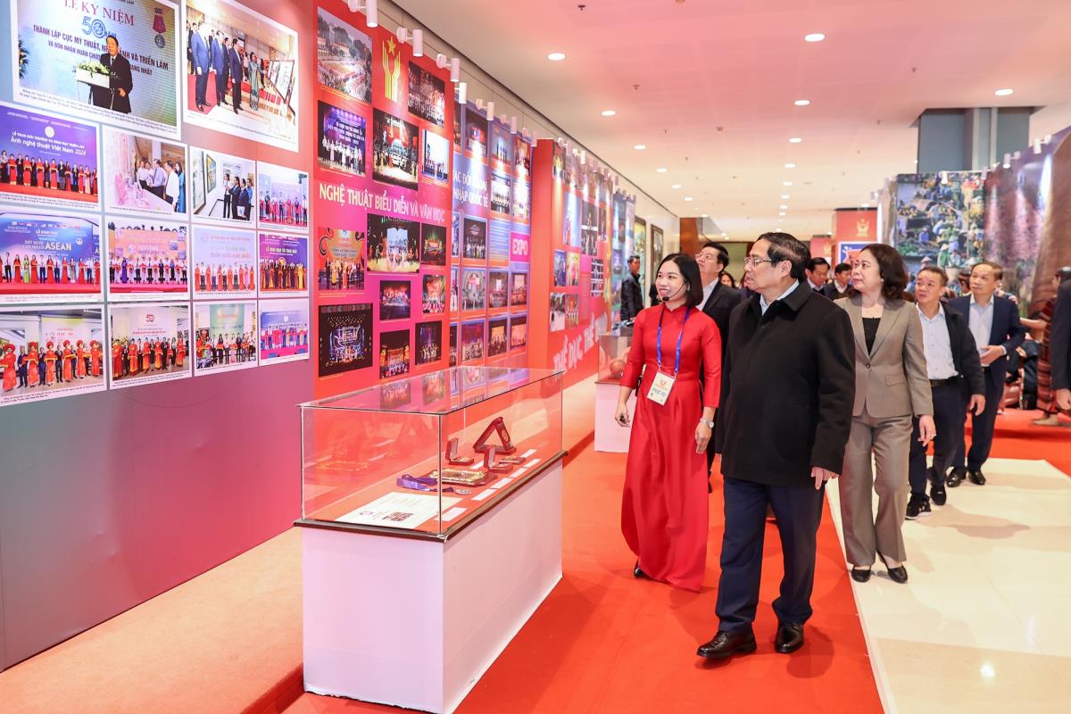 Thủ tướng Phạm Minh Chính kiểm tra khu trưng bày các sản phẩm khoa học công nghệ.