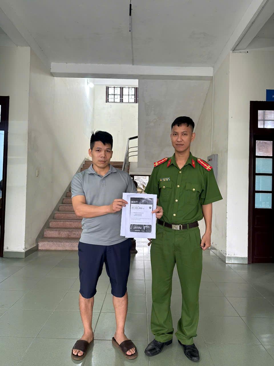 Công an xã Núi Thành hỗ trợ anh Thái hoàn lại số tiền chuyển nhầm.