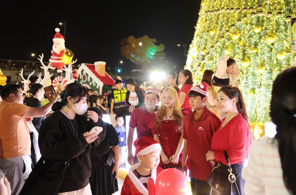 Du khách hào hứng check in điểm đến bên bờ đông sông Hàn.