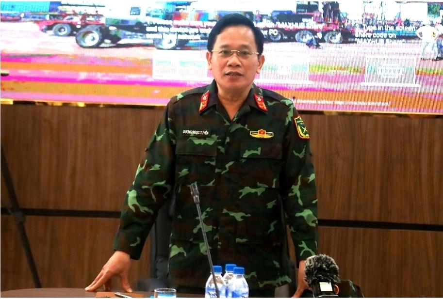 Phun hóa chất sinh học để trung hòa và hoàn trả chất lượng đất, nước