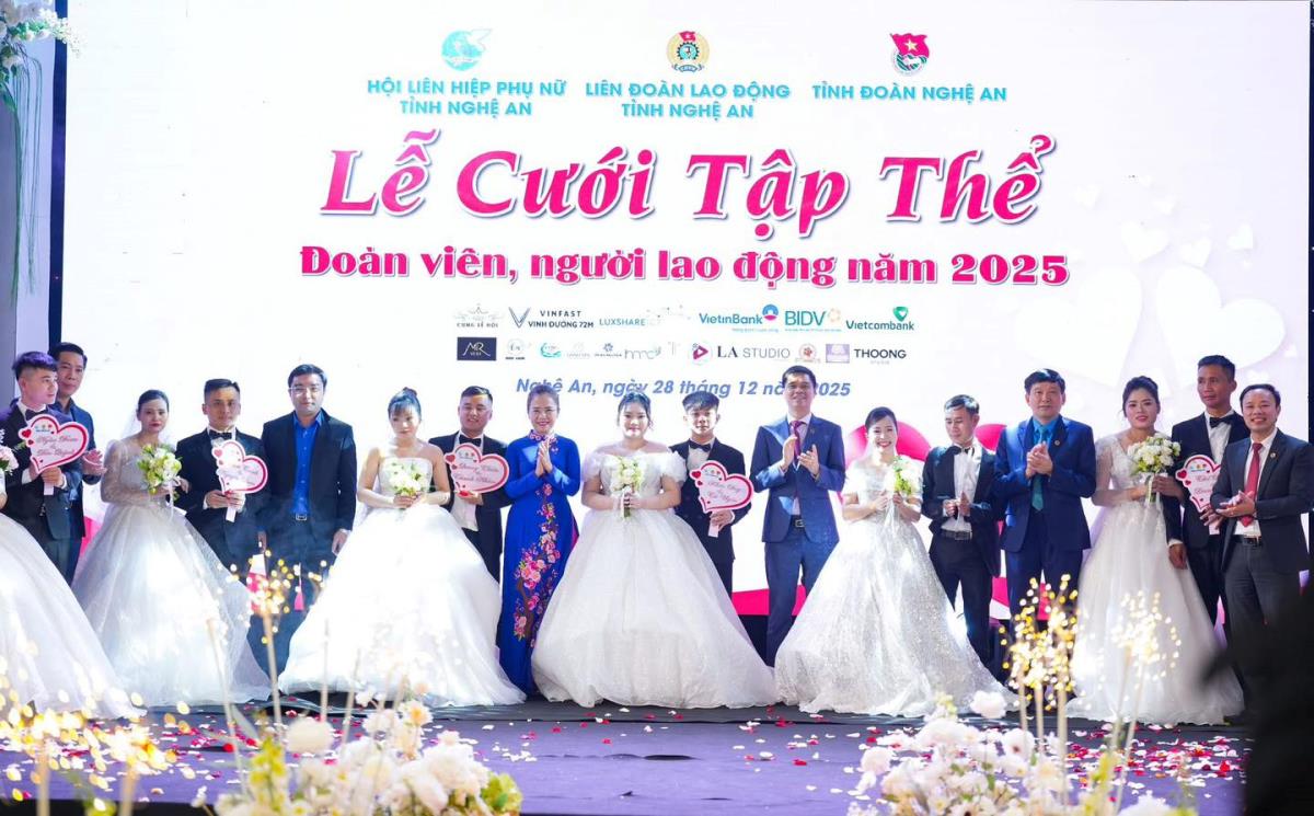 Lãnh đạo BTC chúc mừng các cặp đôi trong Lễ cưới tập thể.