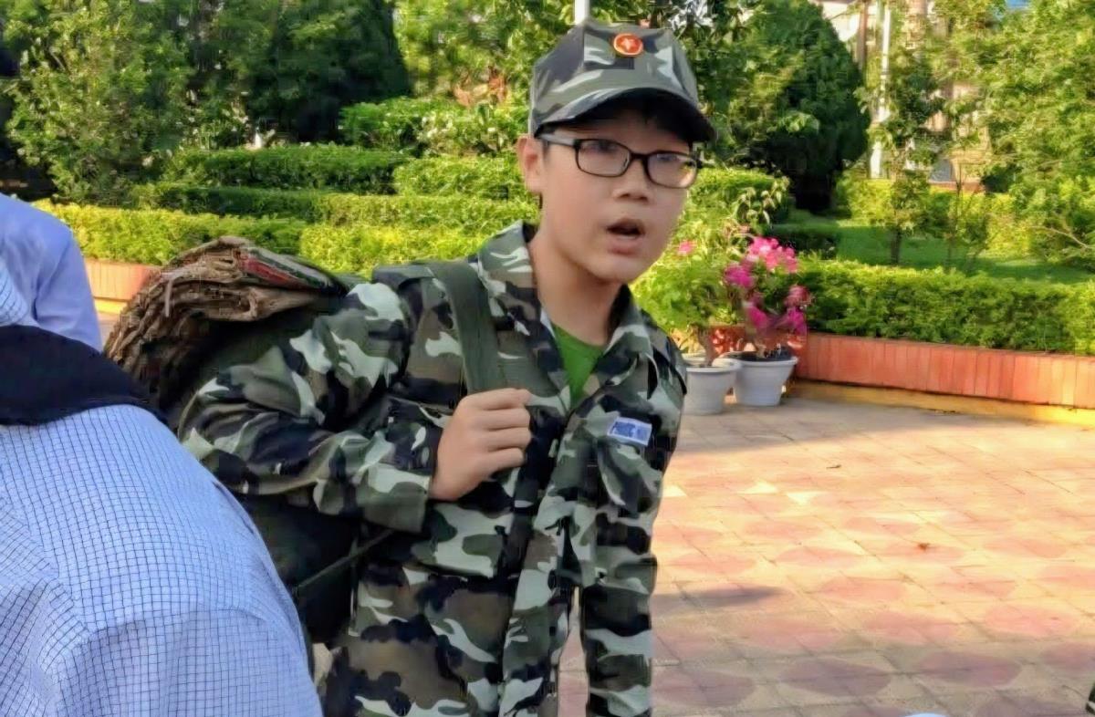 Thái Phước Hùng với Giấy báo trúng tuyển nghĩa vụ quân sự và các bằng khen vì thành tích tham gia hoạt động vì cộng đồng.