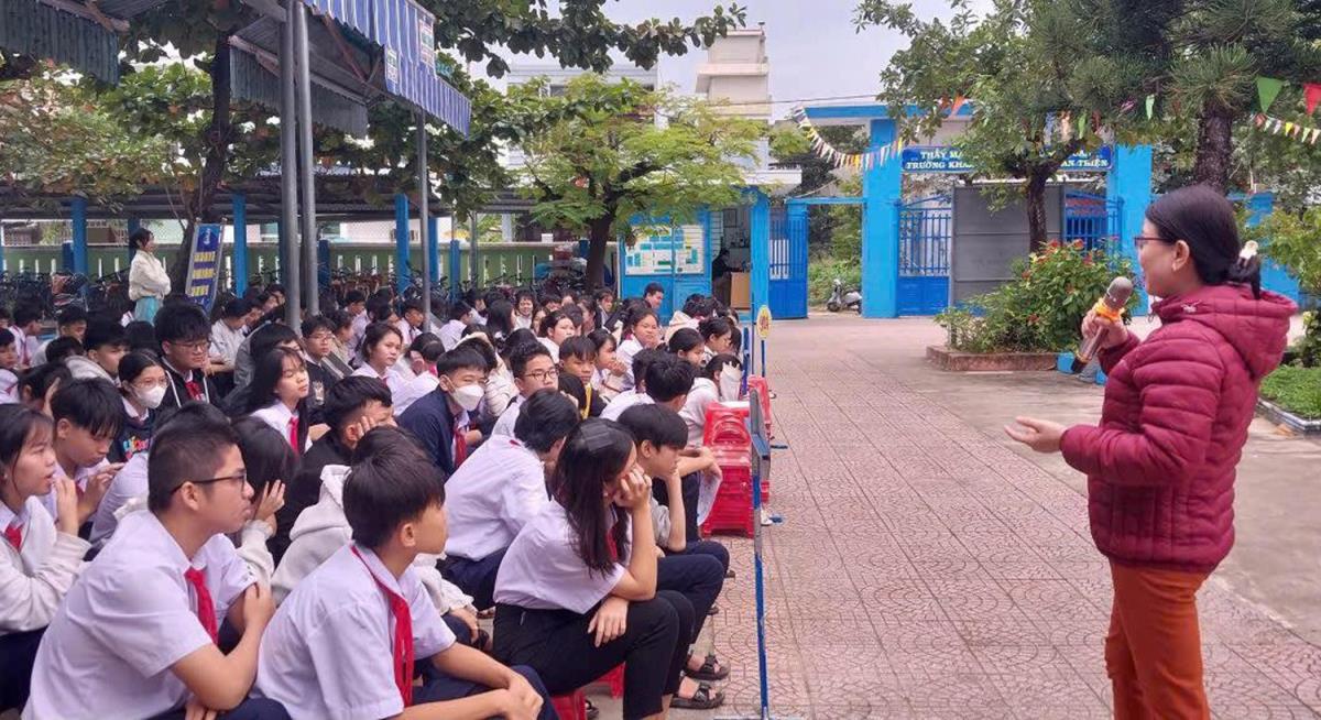 Bác sĩ Nguyễn Thị Huệ tuyên truyền phòng, chống lây nhiễm HIV/AIDS tại các trường.