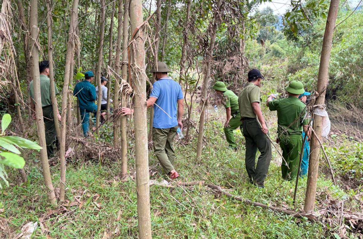 Công an xã Duy Xuyên cùng các lực lượng chức năng, người dân kịp thời tìm được anh Lén.