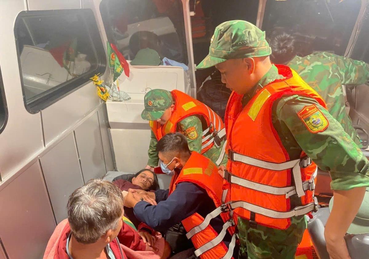 Đồn BP Cù Lao Chàm đưa 2 người dân bị rắn cắn vào bờ cấp cứu.