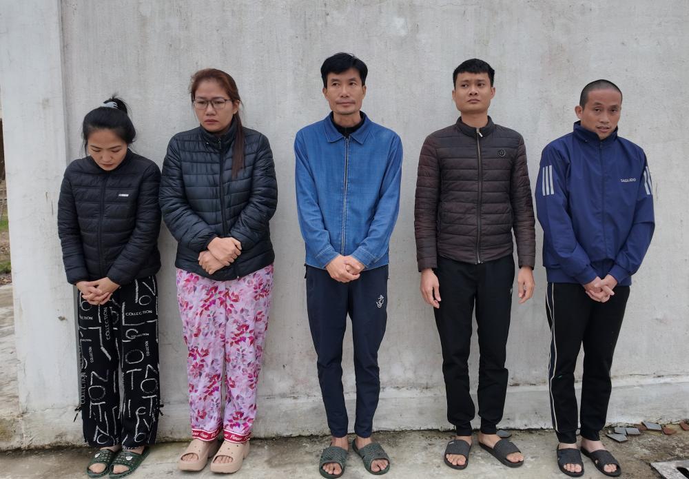 5 đối tượng buôn bán thuốc lá giả bị Công an tỉnh Hà Tĩnh bắt tạm giam.