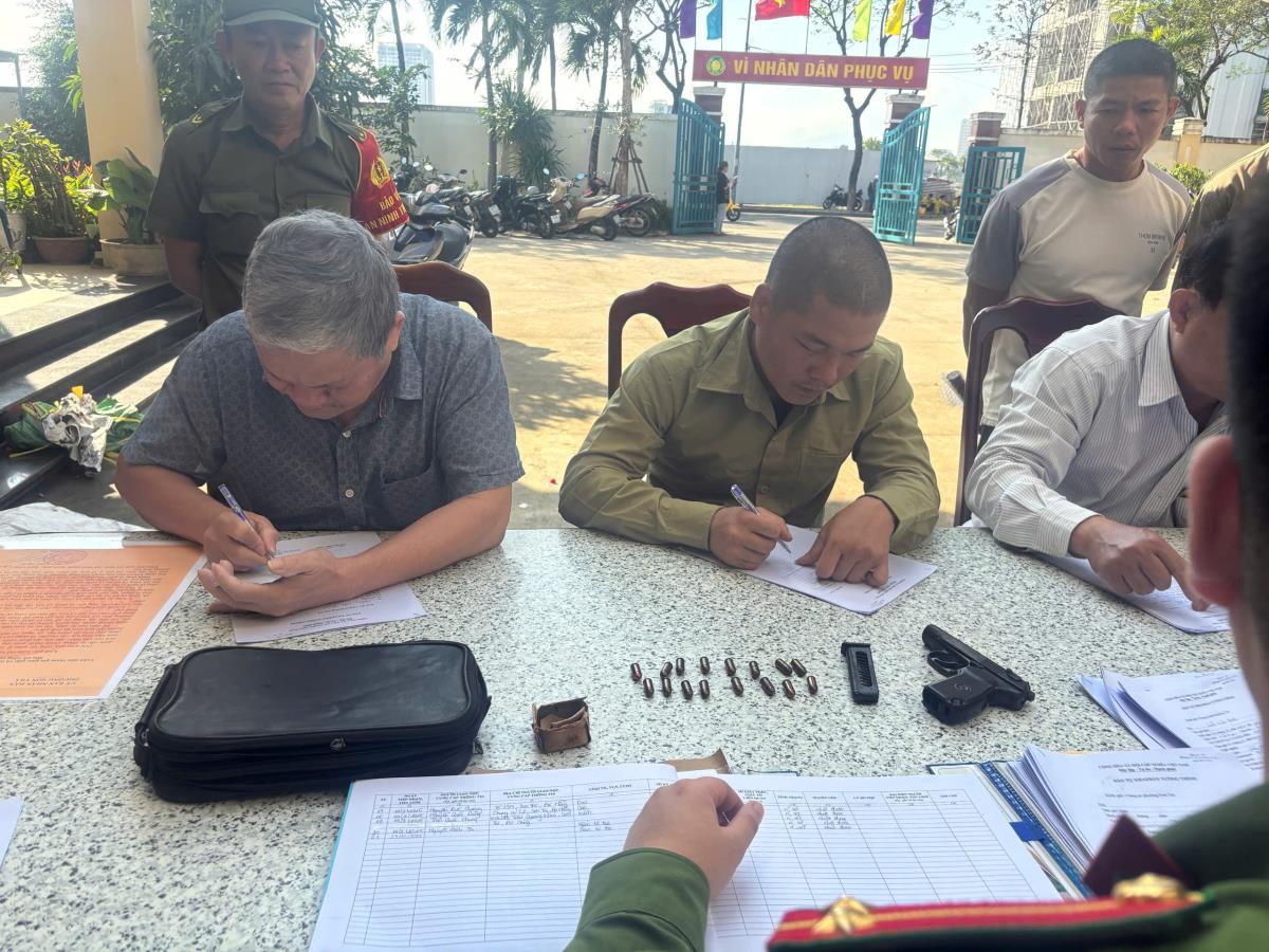 Lãnh đạo CAP. trao tặng giấy khen cho người dân có thành tích tích cực trong việc tự nguyện giao nộp vũ khí